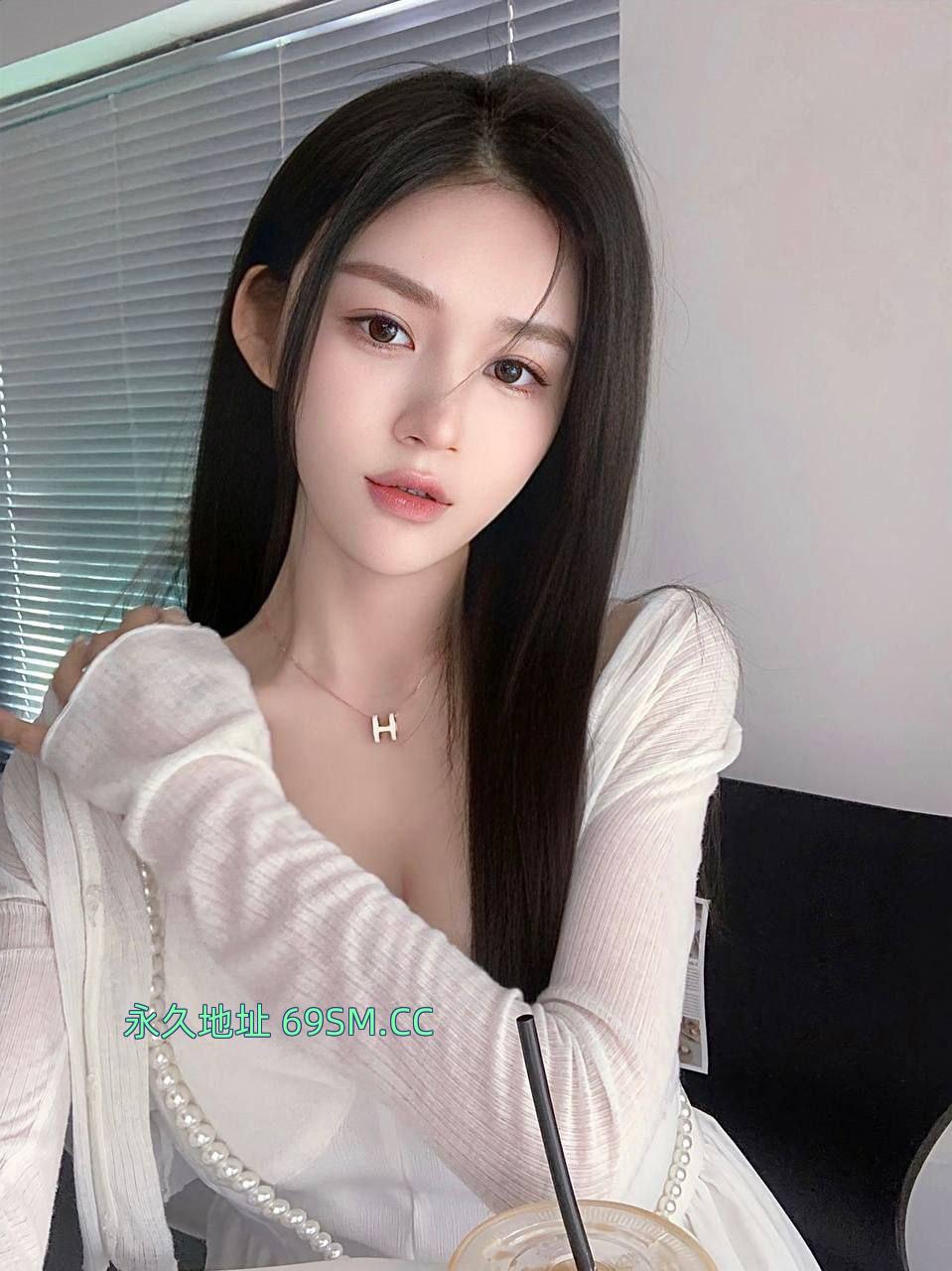 前凸后翘奶妹