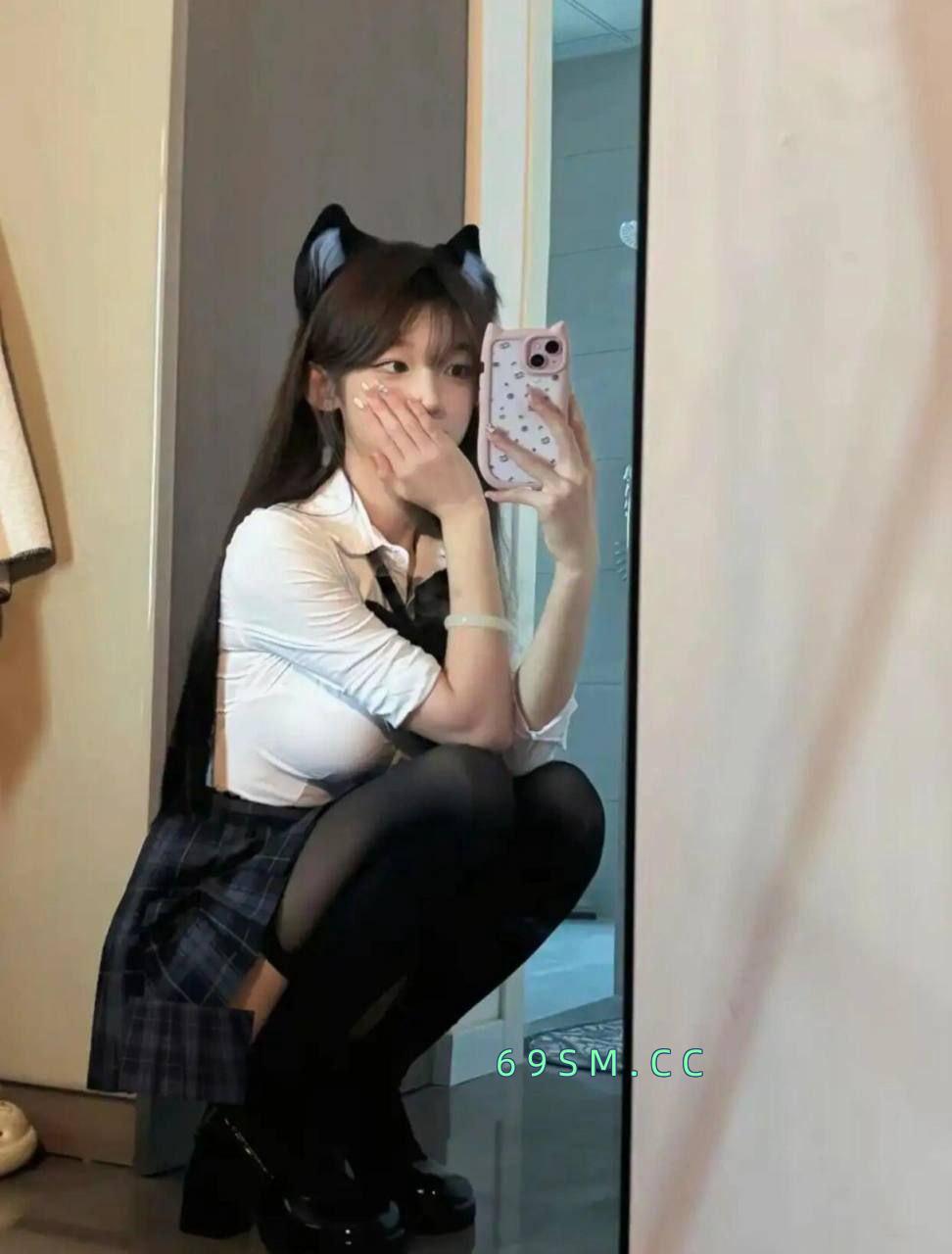 眼镜骚逼靓靓妹