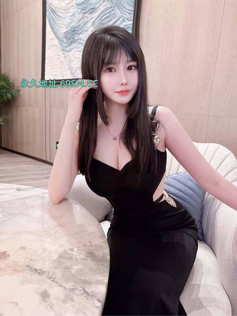 蜂腰美乳小圆