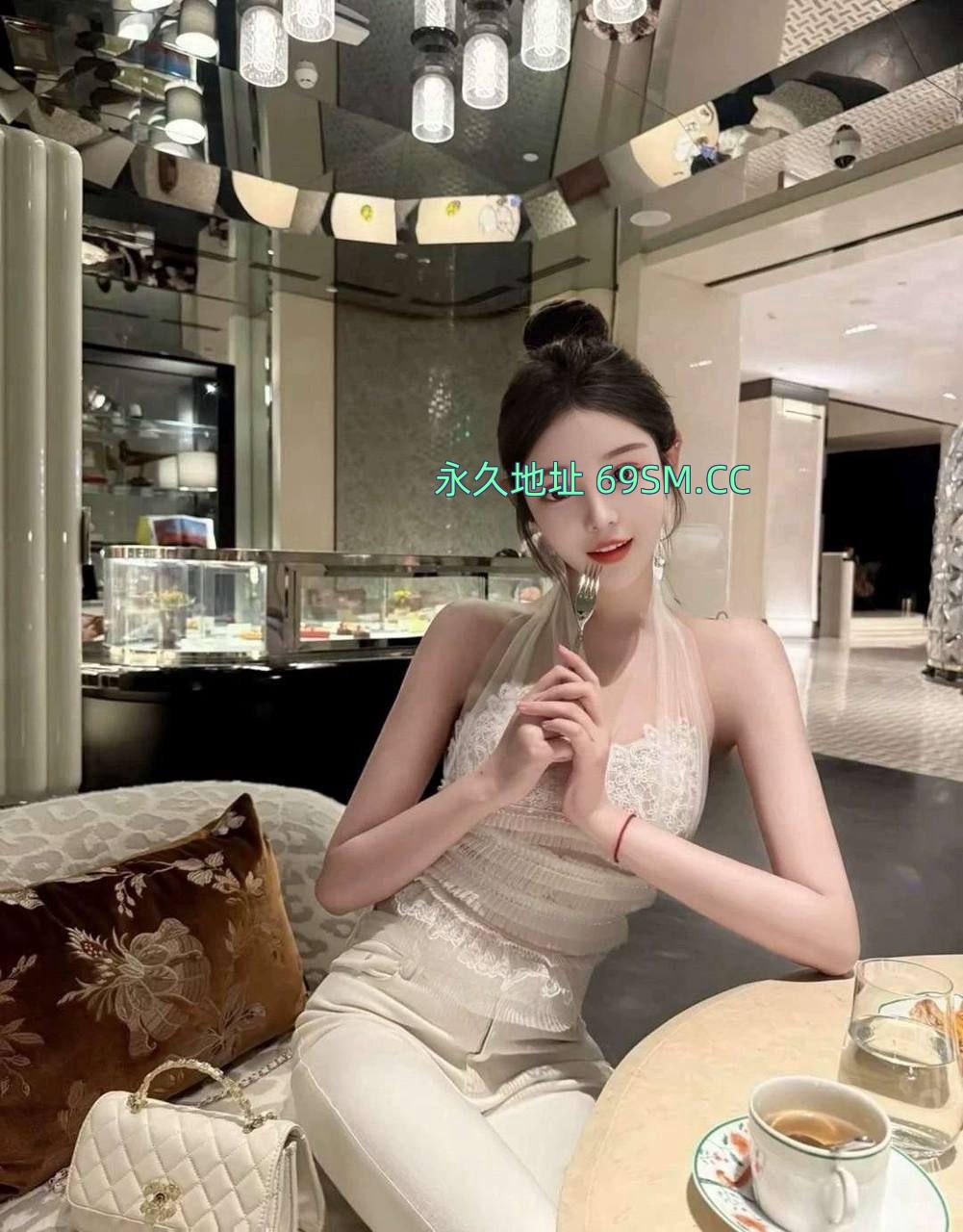 美乳白虎妹