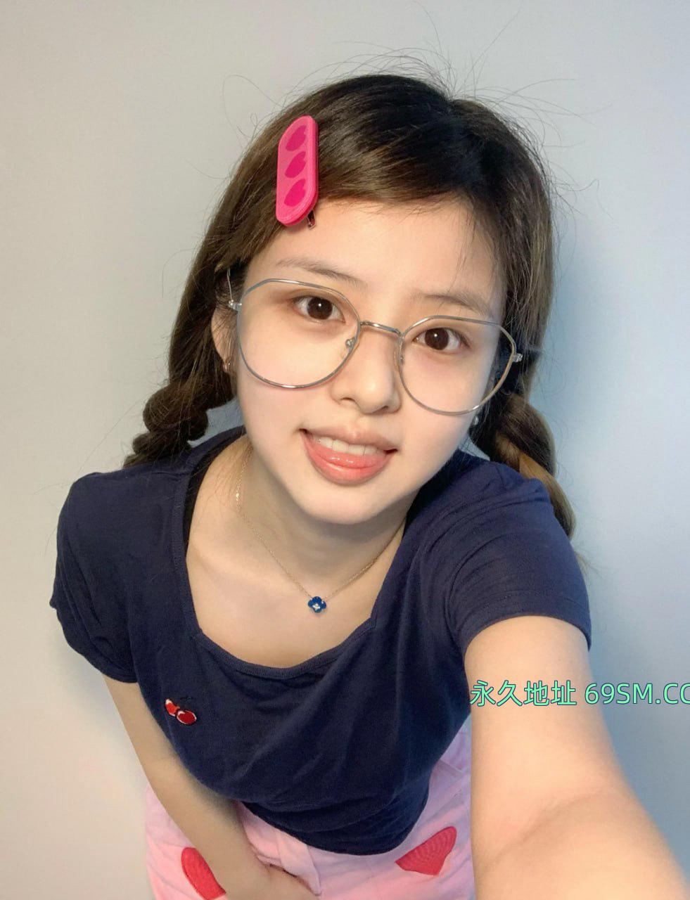 白白的胸妹