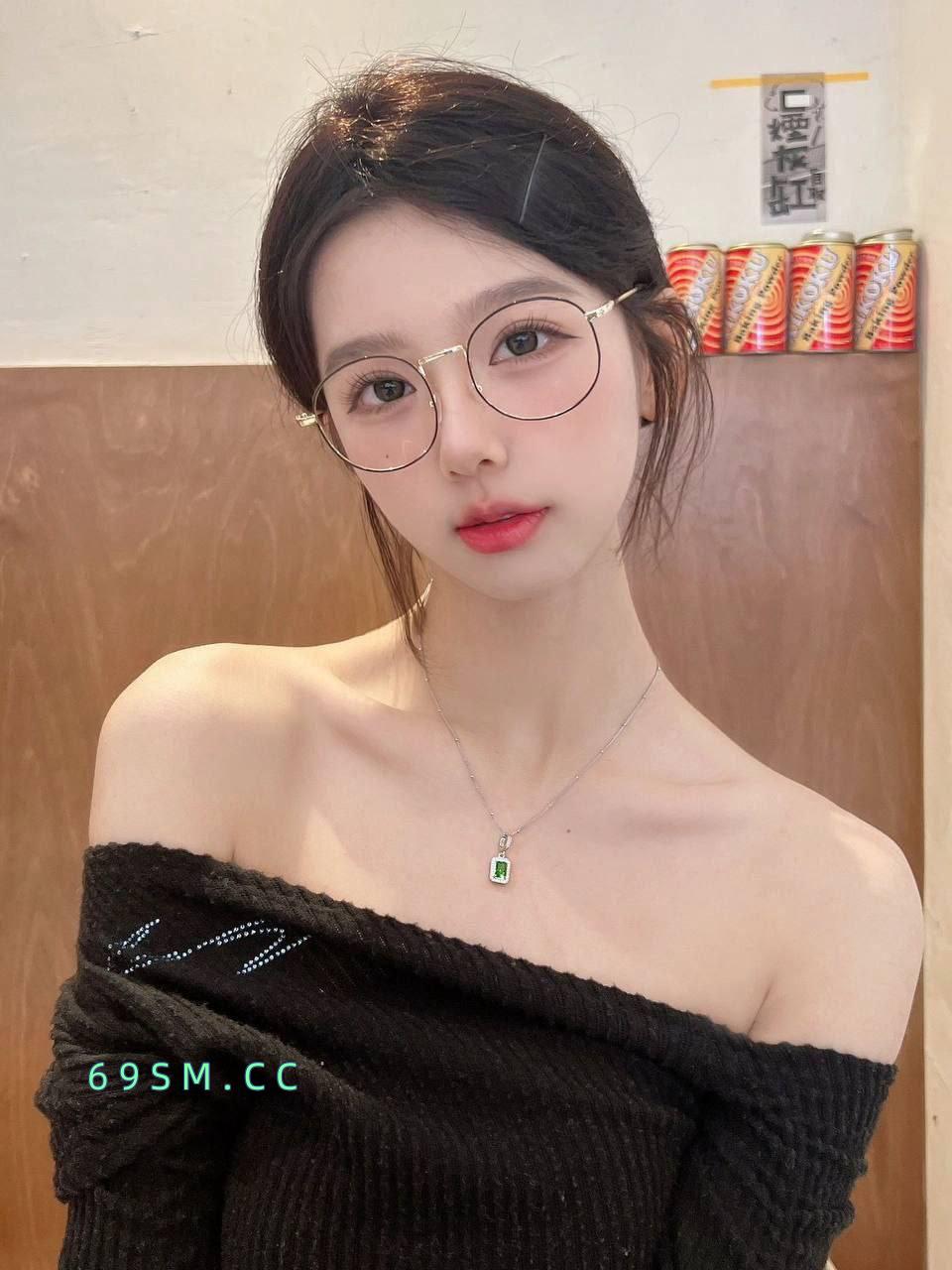 性感蕾丝眼镜妹