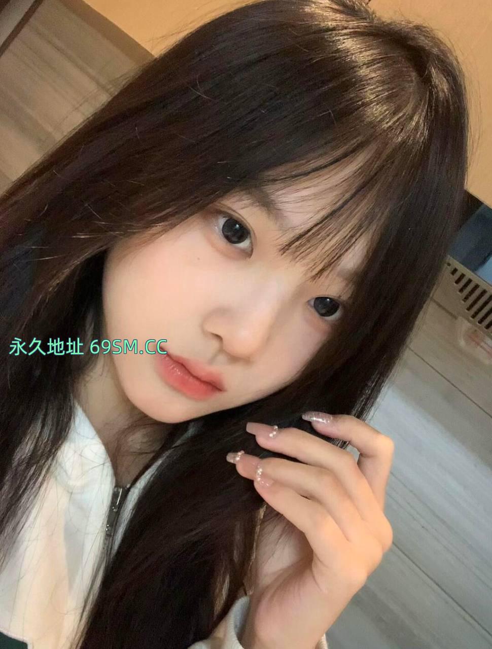 白嫩肉肉妹子