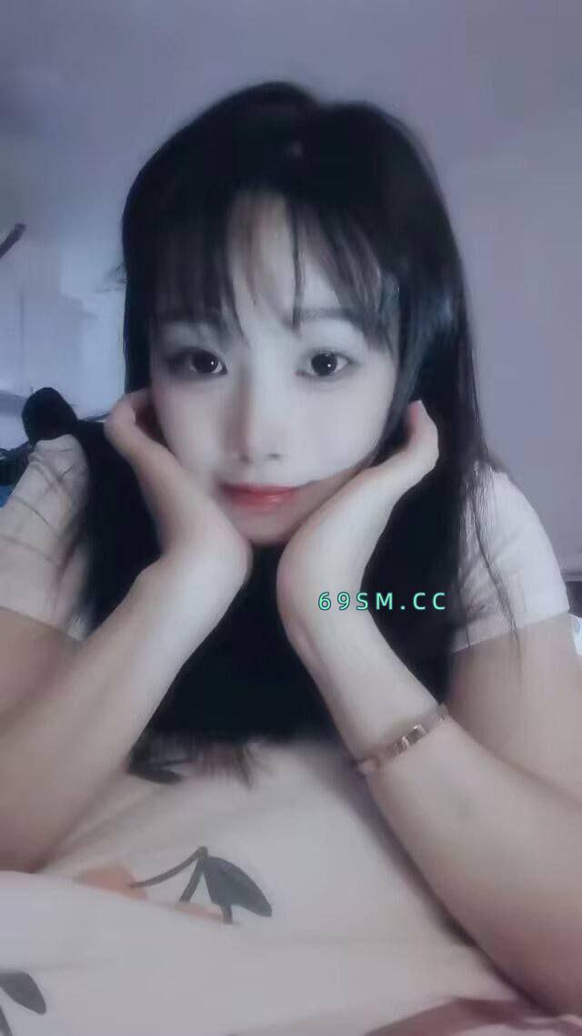 眼镜骚逼靓妹