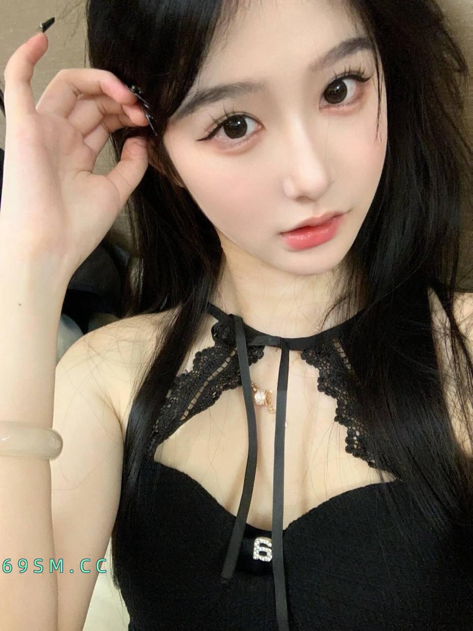 小巧嫩模