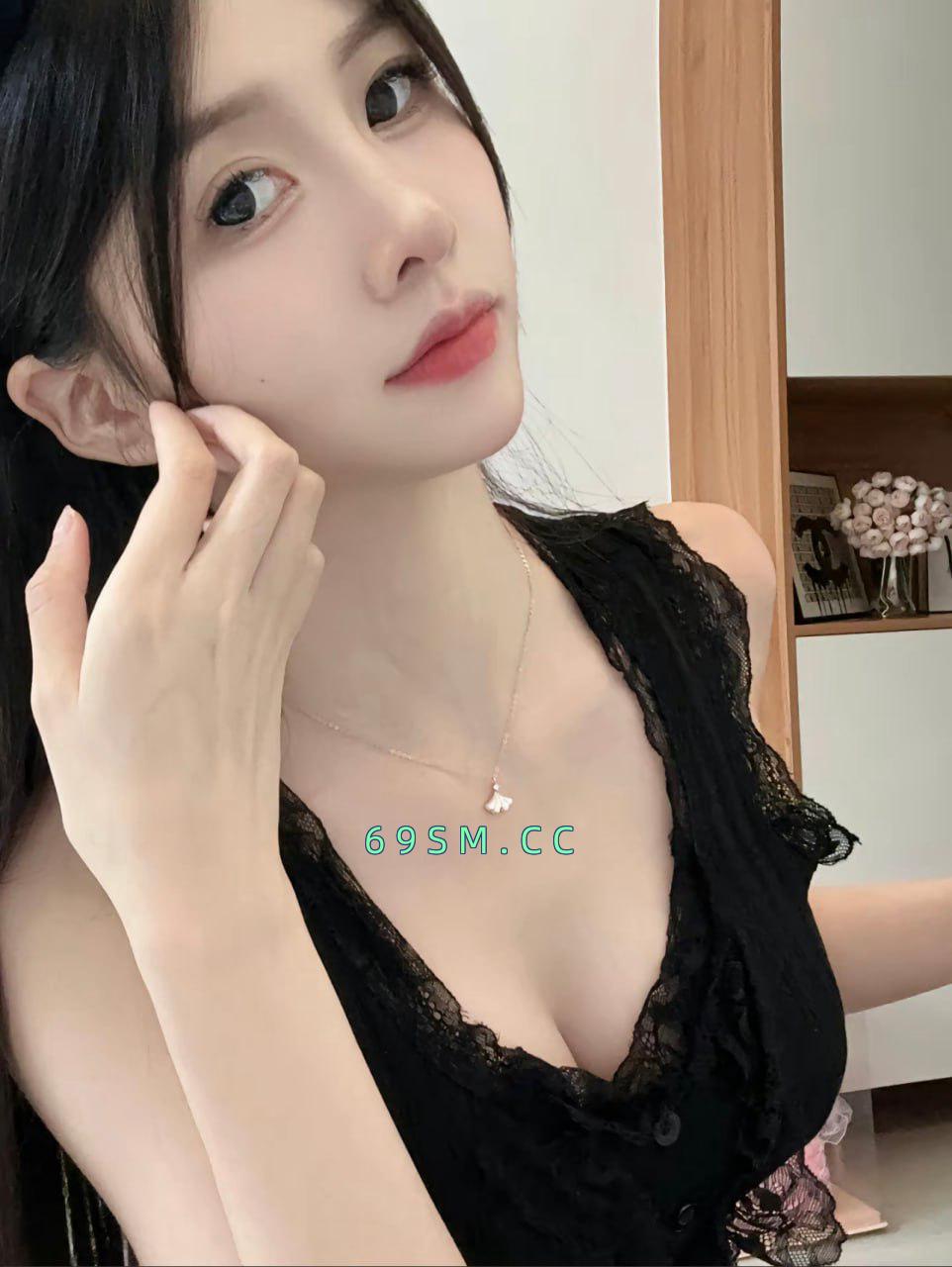 白嫩花活美少女。