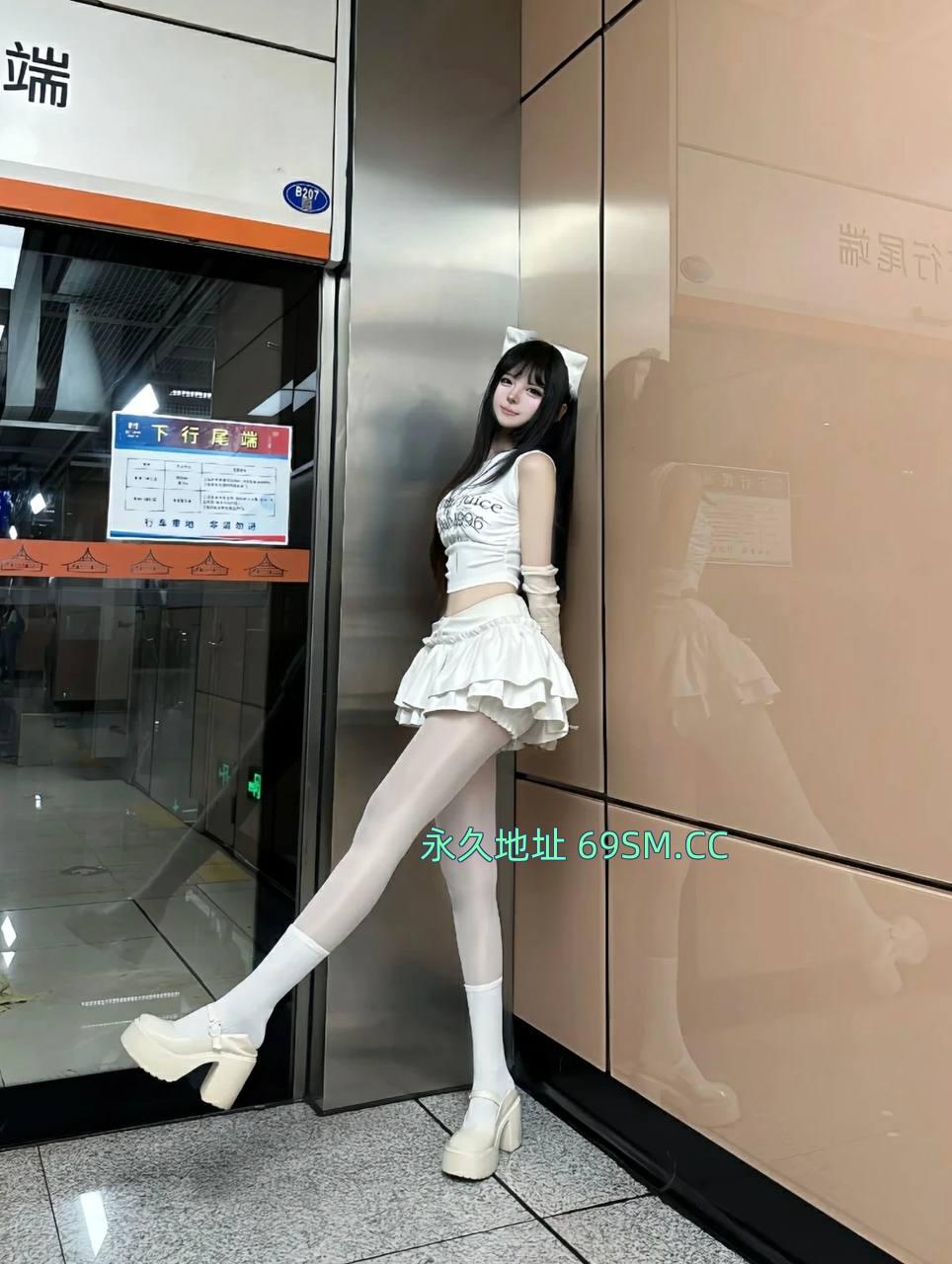 长腿女仆装嫩妹