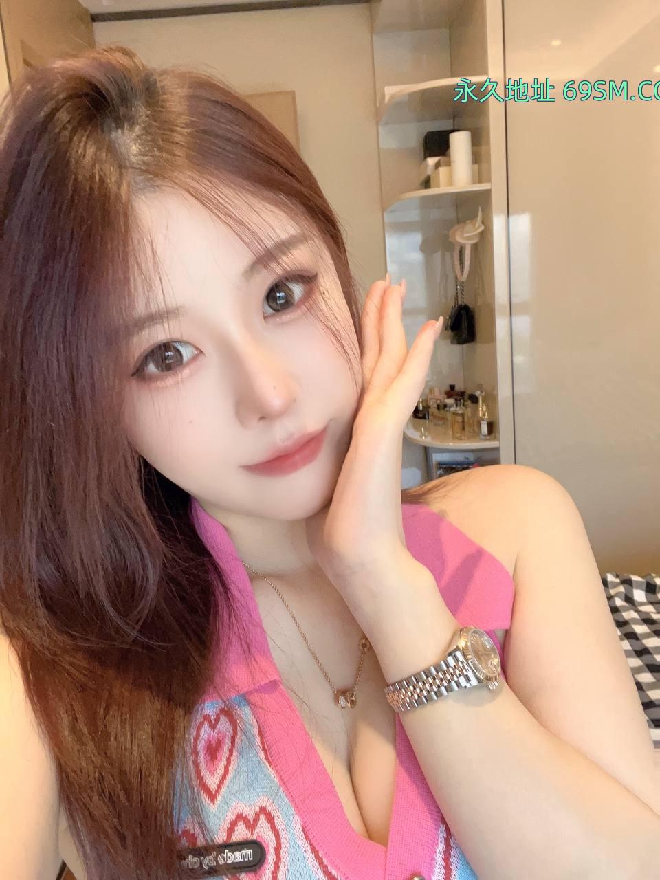 大胸白虎靓妹