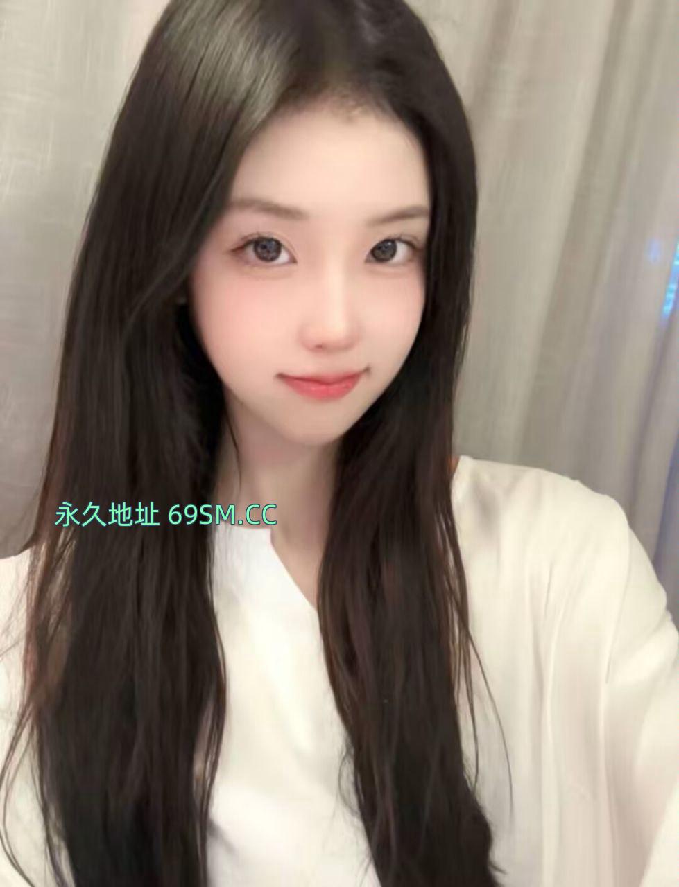 自带公寓小美女