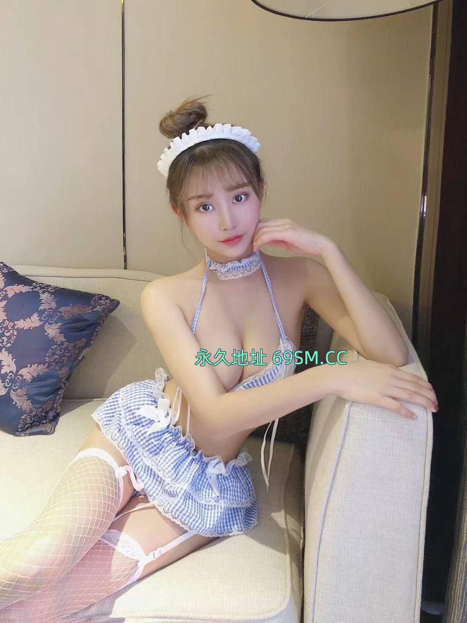 裸吹妩媚学生妹