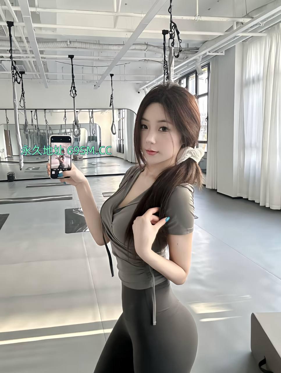 俏皮卖健身卡女孩