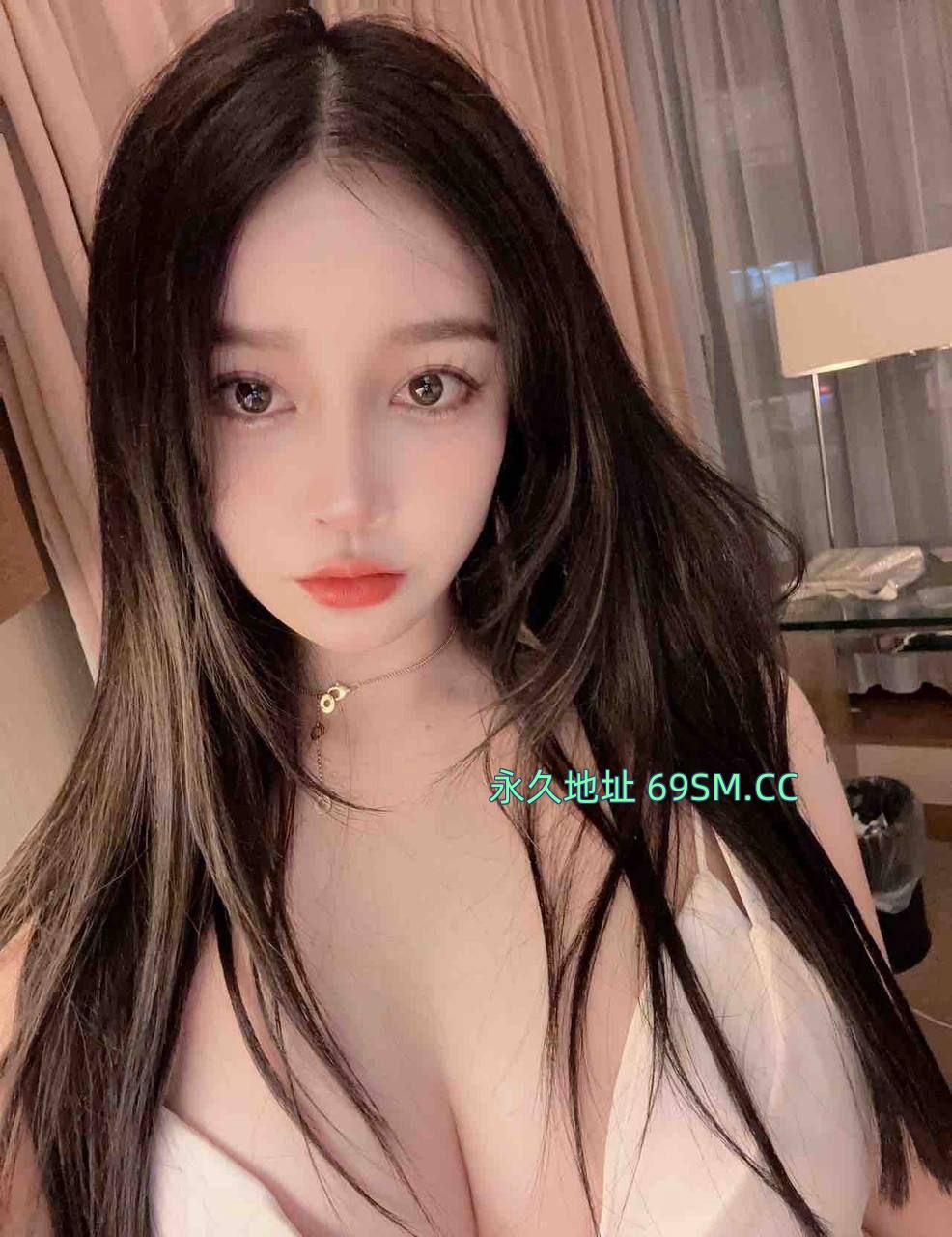 黑丝爆奶御姐