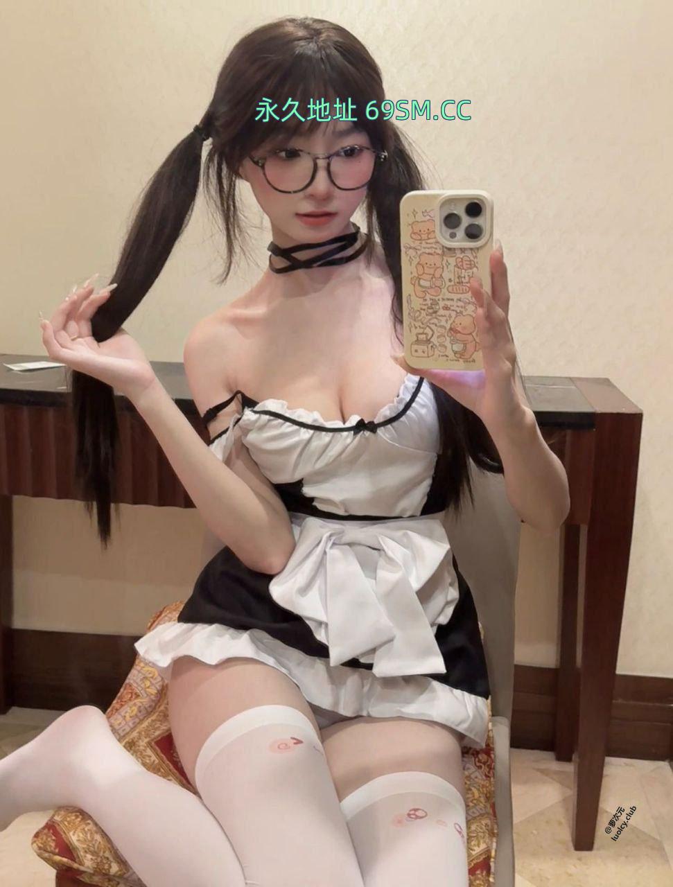 赚外快的眼镜妹