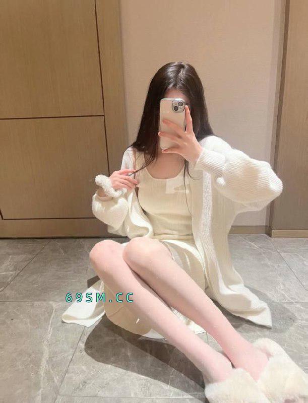 甜美粉衣妹子