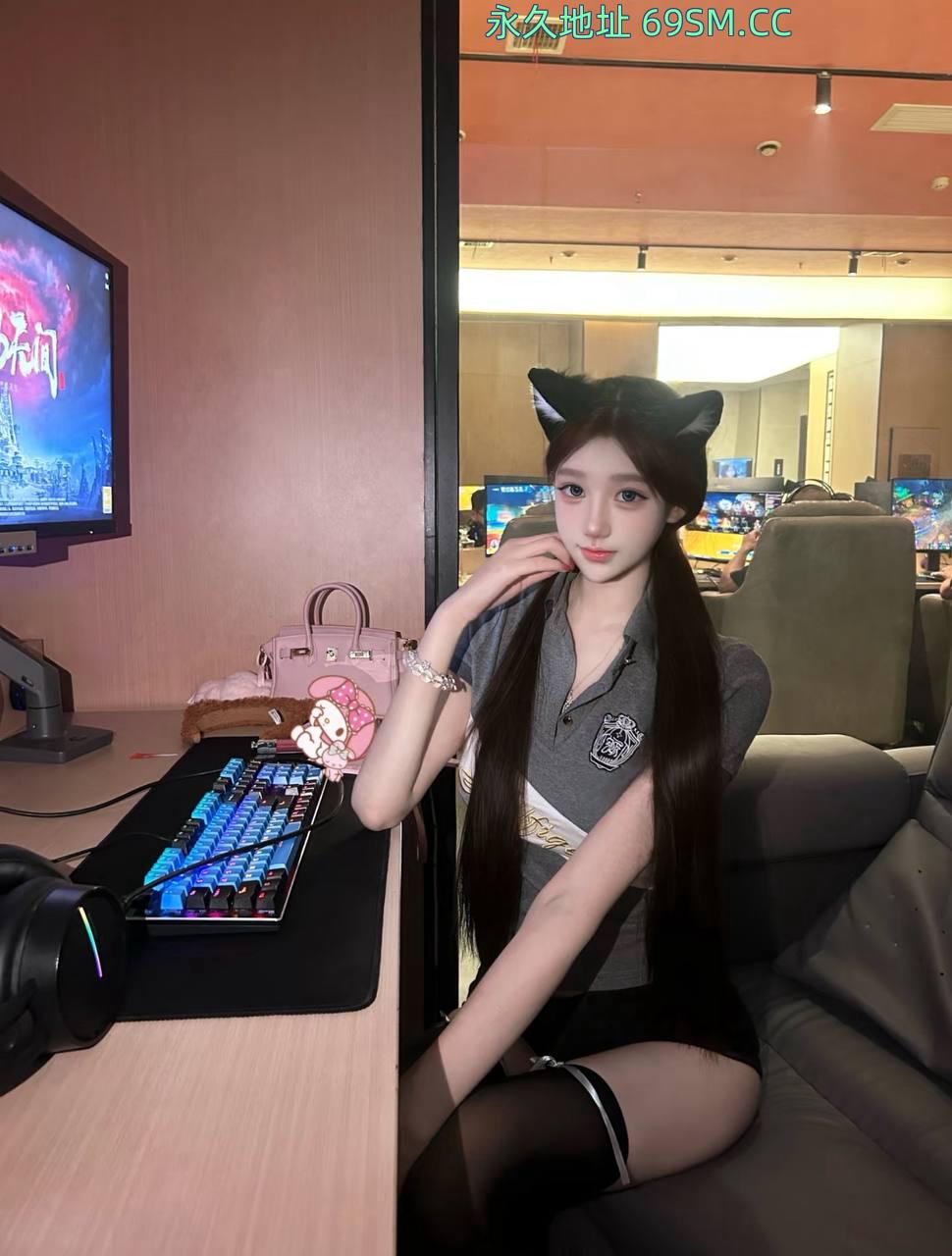 温顺猫猫女孩听话