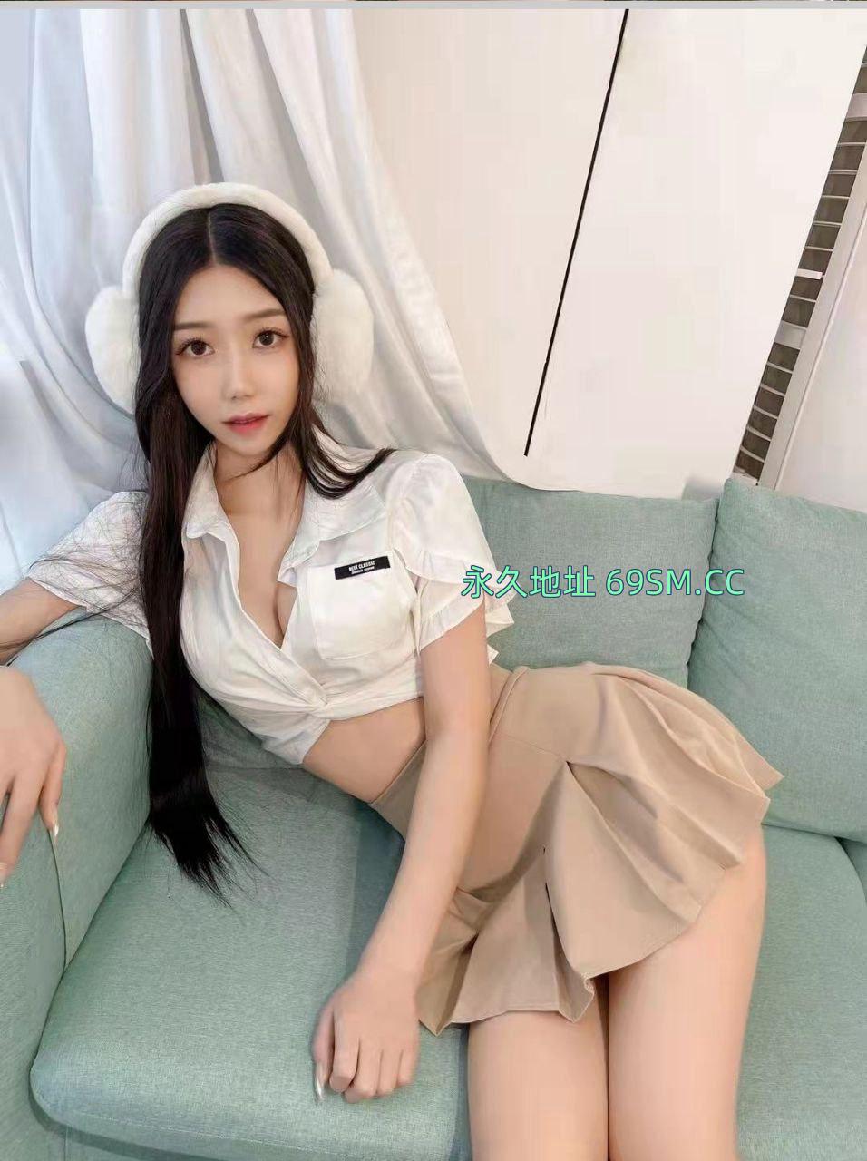 小巧玲珑丰满少妇