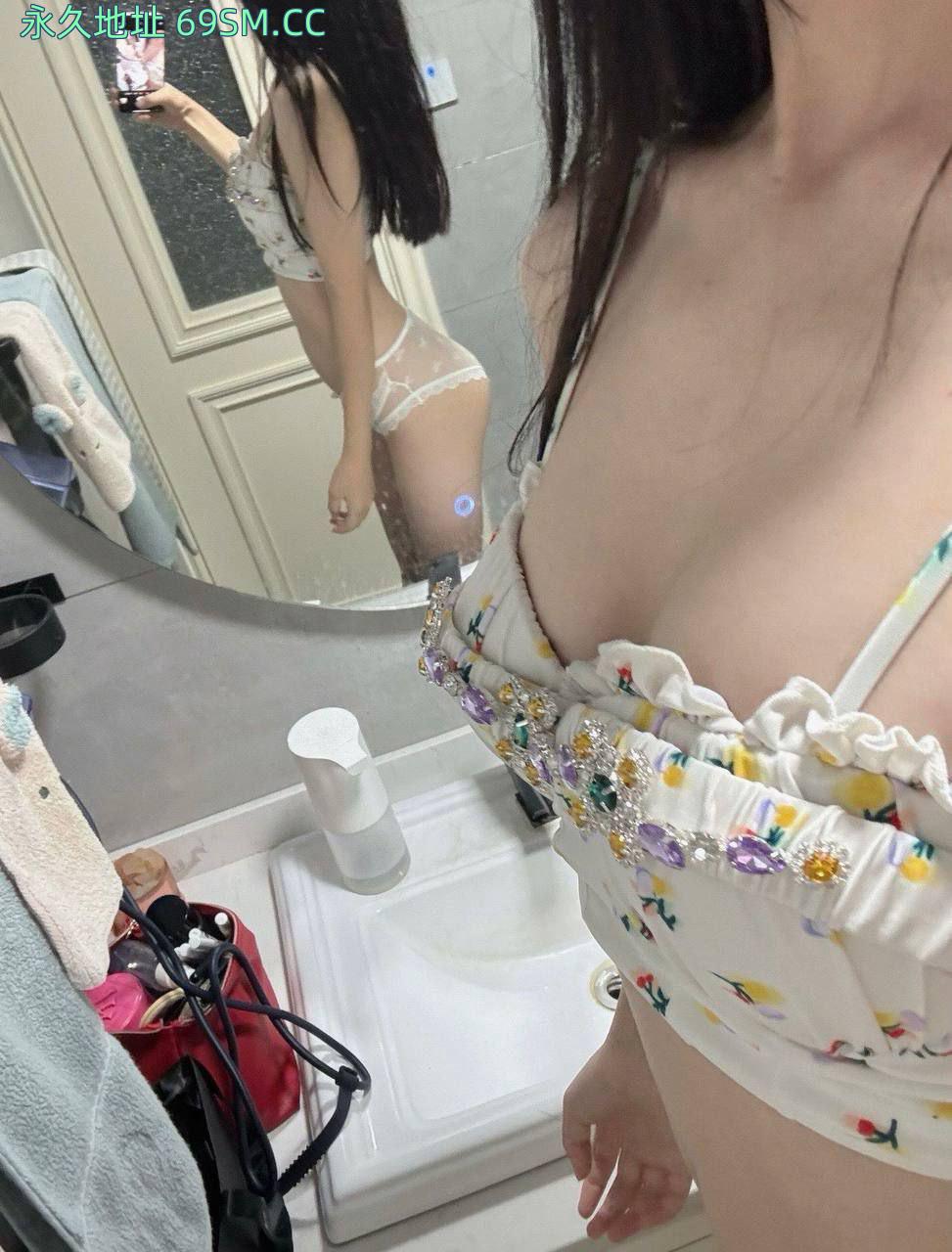 性感嫩妹刚下海