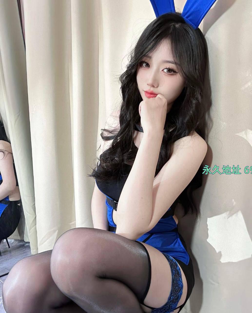 反差包臀白虎少妇