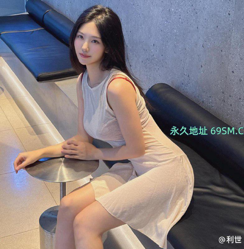 韵味美乳小女友