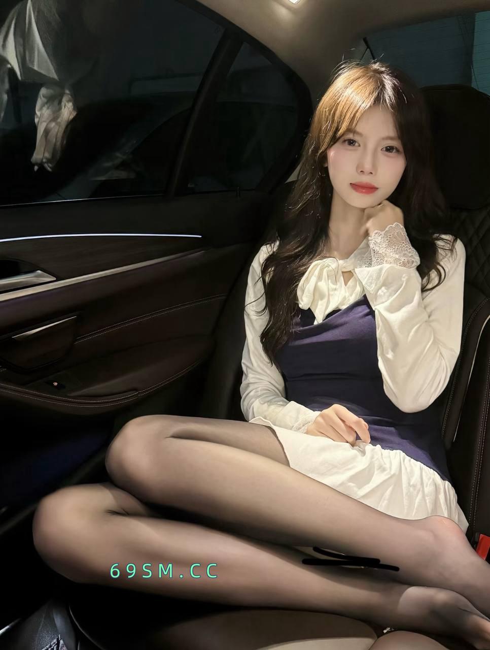 甜美可爱黑丝女销售